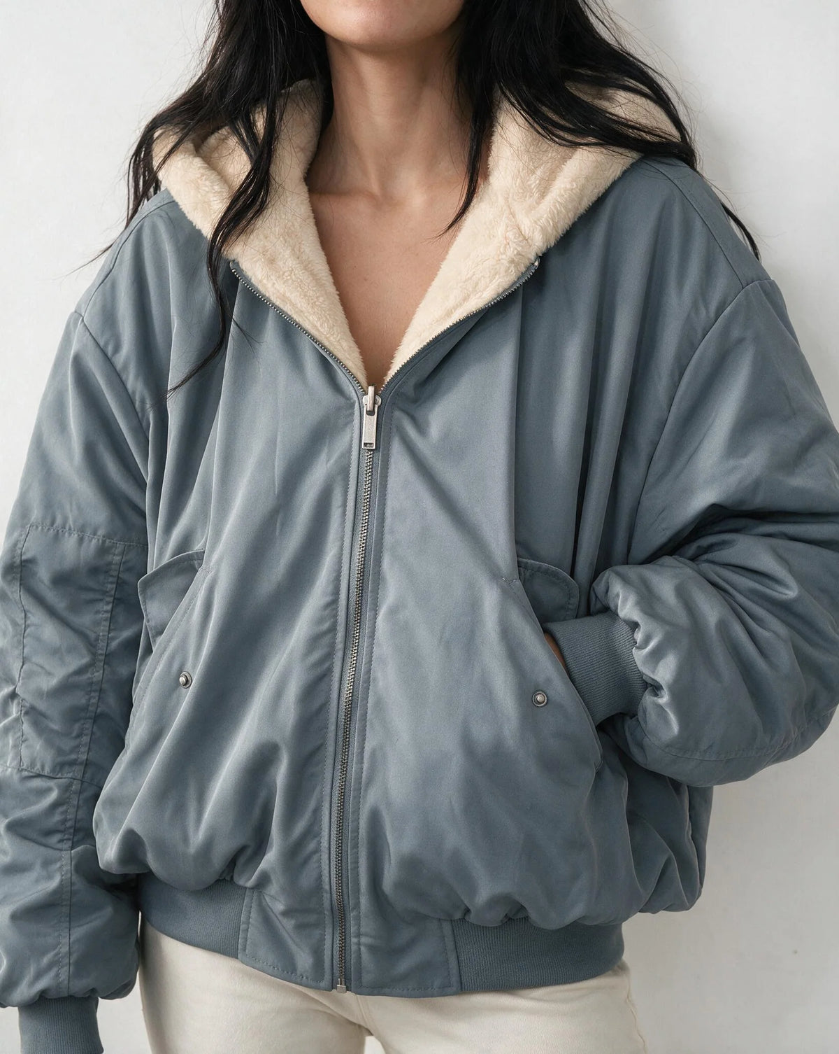 Nora Wendbare Sherpa-Bomberjacke mit Kapuze