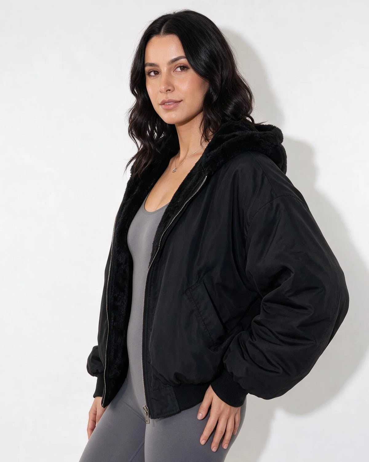 Nora Wendbare Sherpa-Bomberjacke mit Kapuze