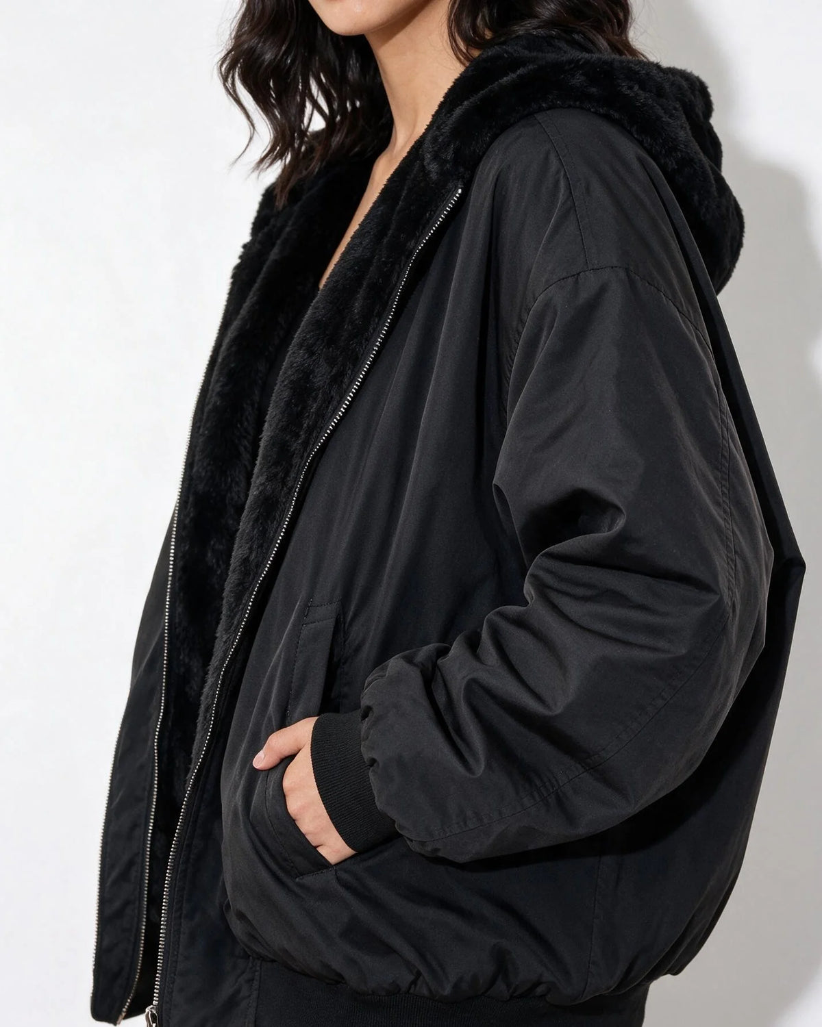 Nora Wendbare Sherpa-Bomberjacke mit Kapuze