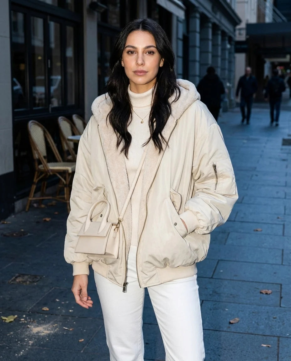 Nora Wendbare Sherpa-Bomberjacke mit Kapuze